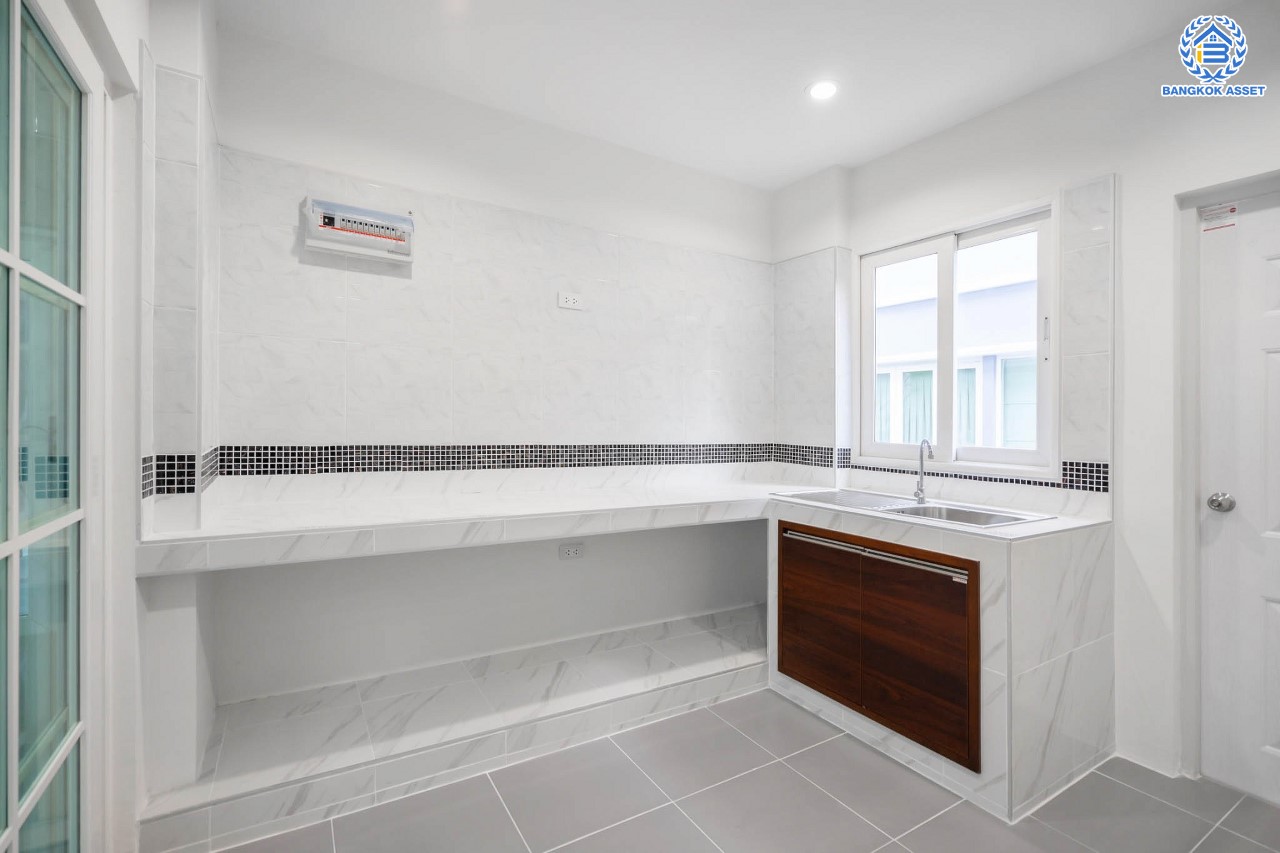 บ้านมือสองตกแต่งใหม่ ม.คาซ่าวิลล์ ราชพฤกษ์-รัตนาธิเบศร์2 แบรนด์ Q.House ต่อเติมครบพร้อมเข้าอยู่ เนื้อที่ 63 ตร.ว. ฟังก์ชันจัดเต็ม 3 ห้องนอน 4 ห้องน้ำ 1ห้องแม่บ้าน จอดรถได้ 2 คัน บนทำเลศักยภาพ ติดถนนราชพฤกษ์ และเพียง 10 นาทีถึงรถไฟฟ้า "สถานีบางรักน้อยท่าอิฐ"